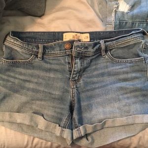 Hollister Jean Shorts, Medium wash. Size 7, New